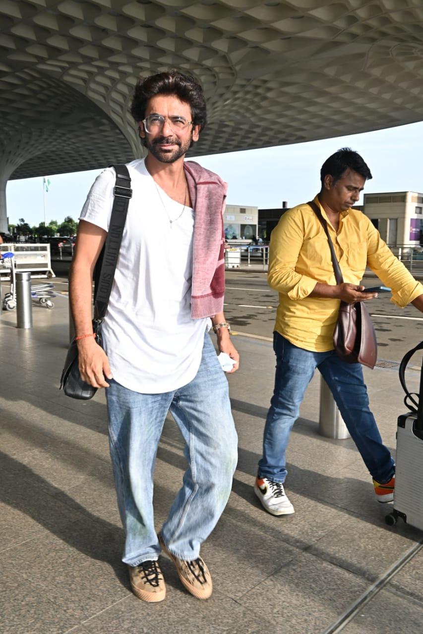 Known for his impeccable comic timing, Sunil Grover was seen at the airport looking cool and relaxed. 